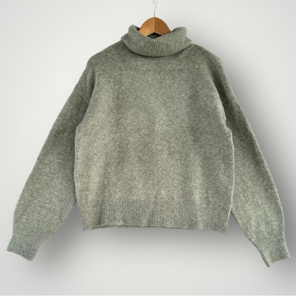 🎉5 for $45🎉 H&M sweater pullover size S